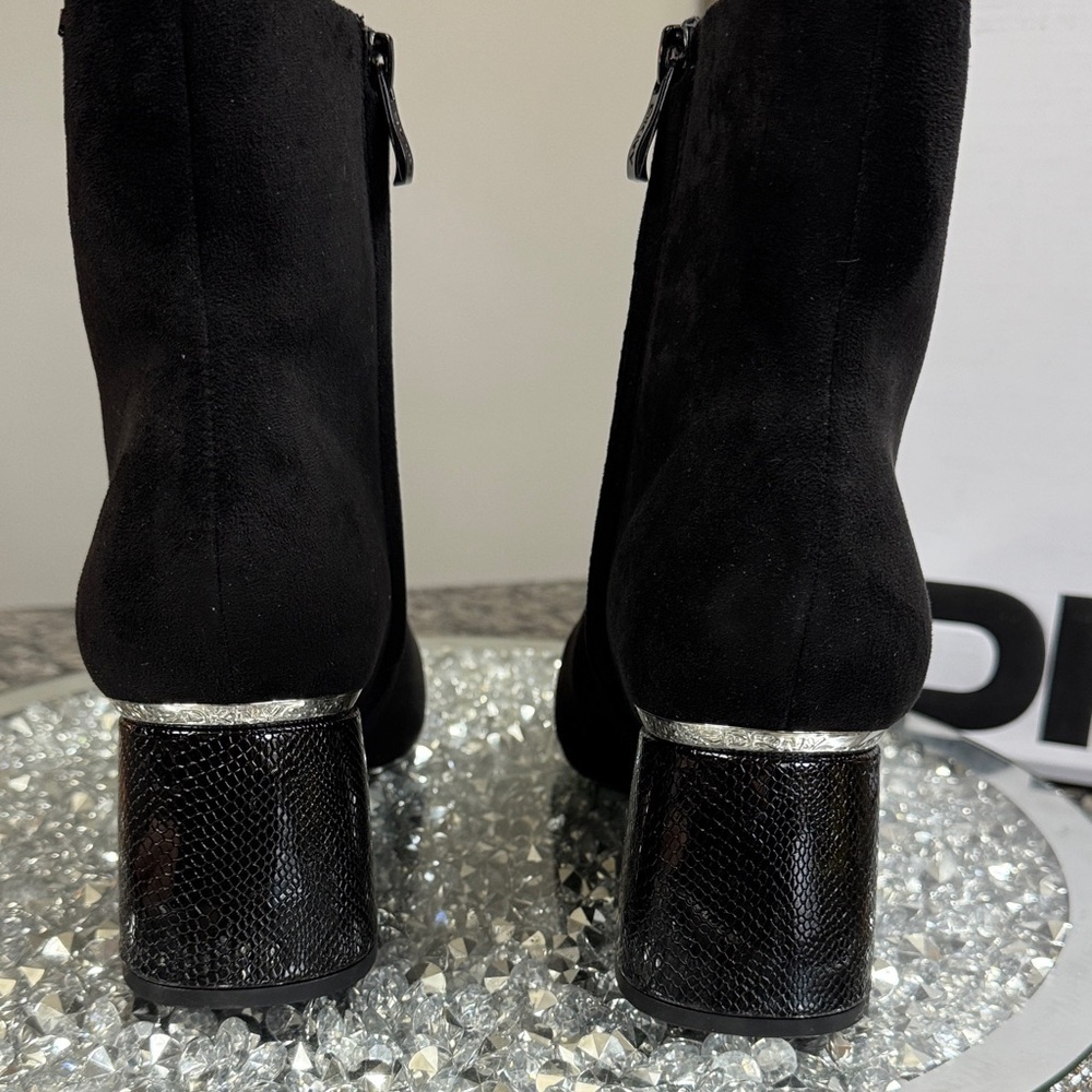DKNY Black Ankle Booties with Textured Block Heel NEW 9.5 - Picture 12 of 17